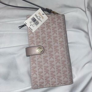 Michel Kors Wallet Brand NEW! Beautiful light pink got it as a gift never used